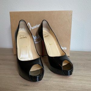 Christian Louboutin Very Privé 120 Peep-Toe Patent Leather Pumps 39
